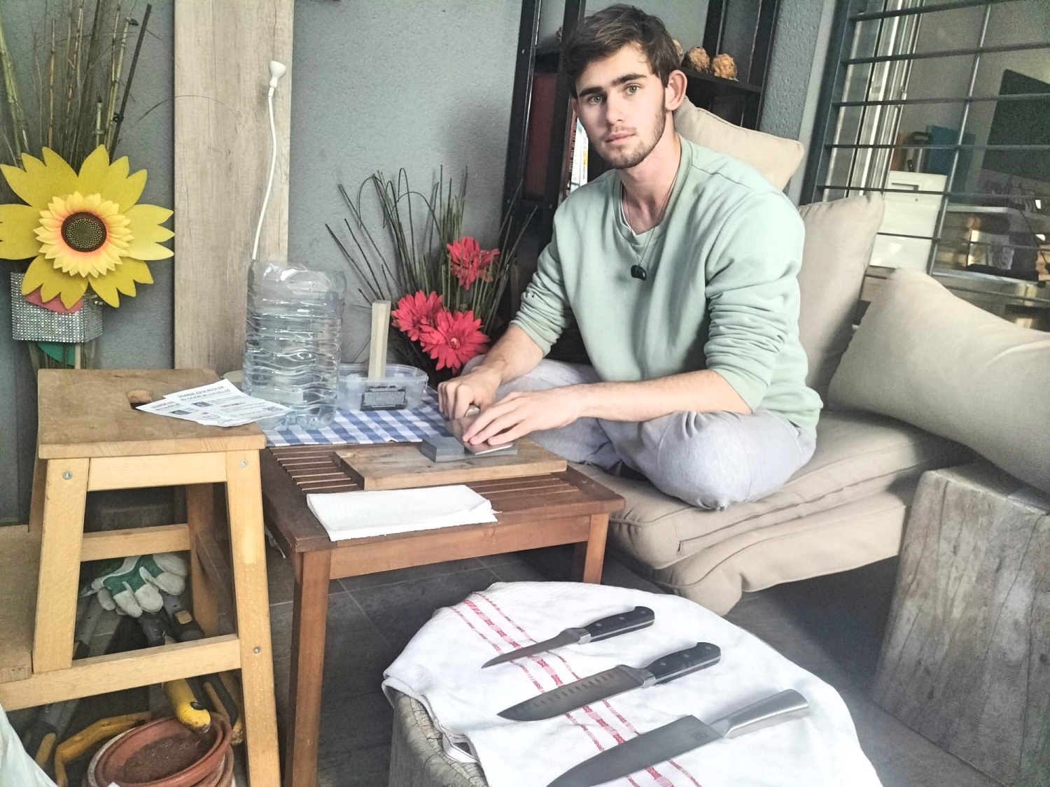 Kiwi sharpening knives