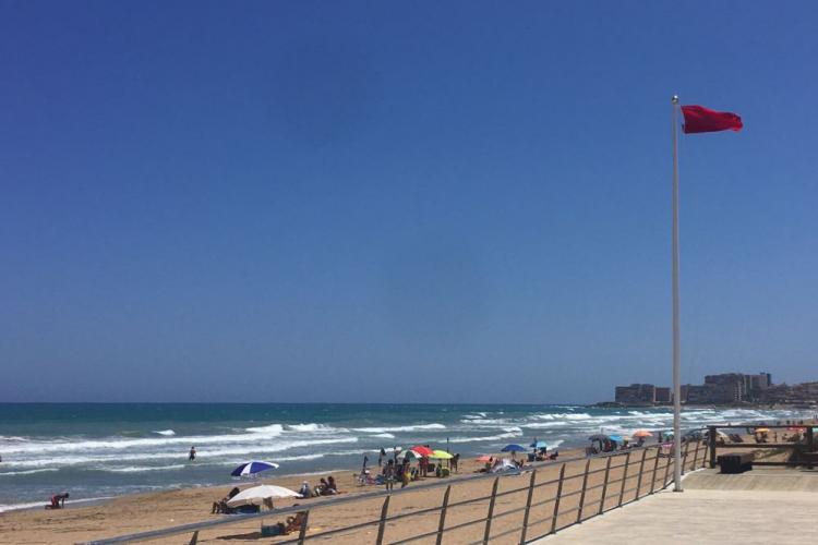 Bandera roja en la playa